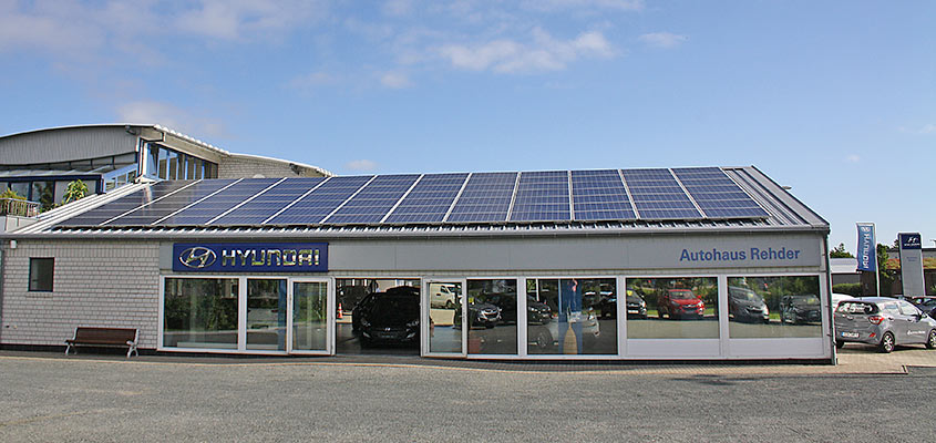 Photovoltaikanlage auf dem Dach des Autohauses Rehder